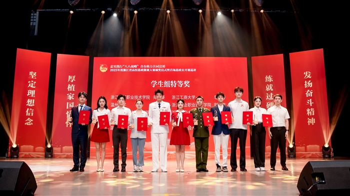 学生组特等奖 吴宇翔（左一）.jpg